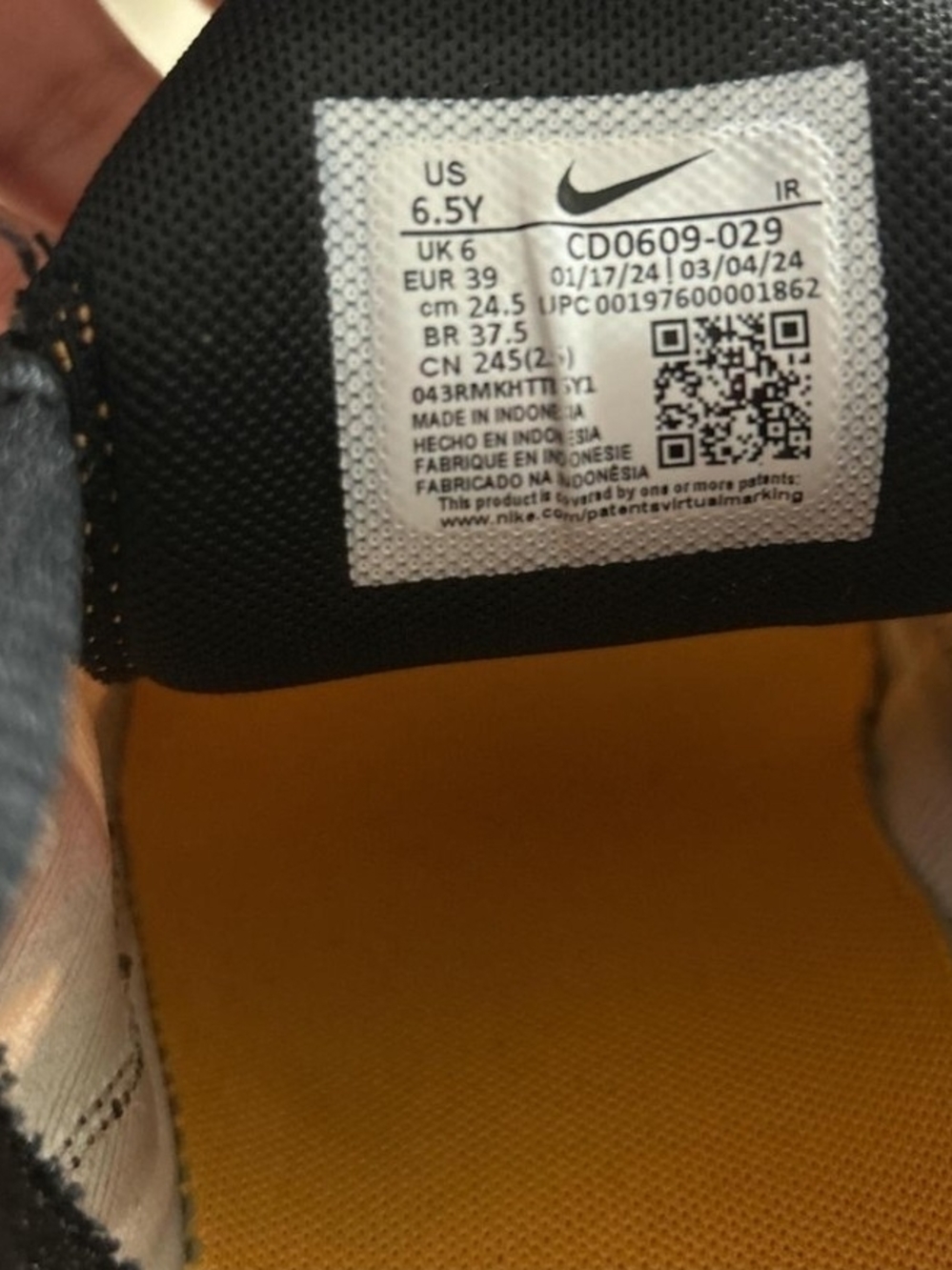 Nike Women's Yellow-to-Orange Gradient Black Accents Air Max Plus SneakersUS 6.5 - Picture 6 of 7